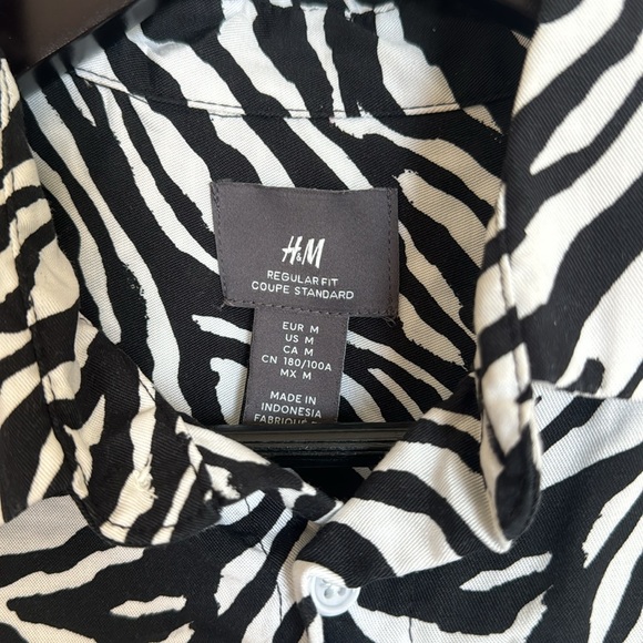 H&M Men’s button up long sleeves shirt in zebra print regular fit M unisex - Picture 2 of 3